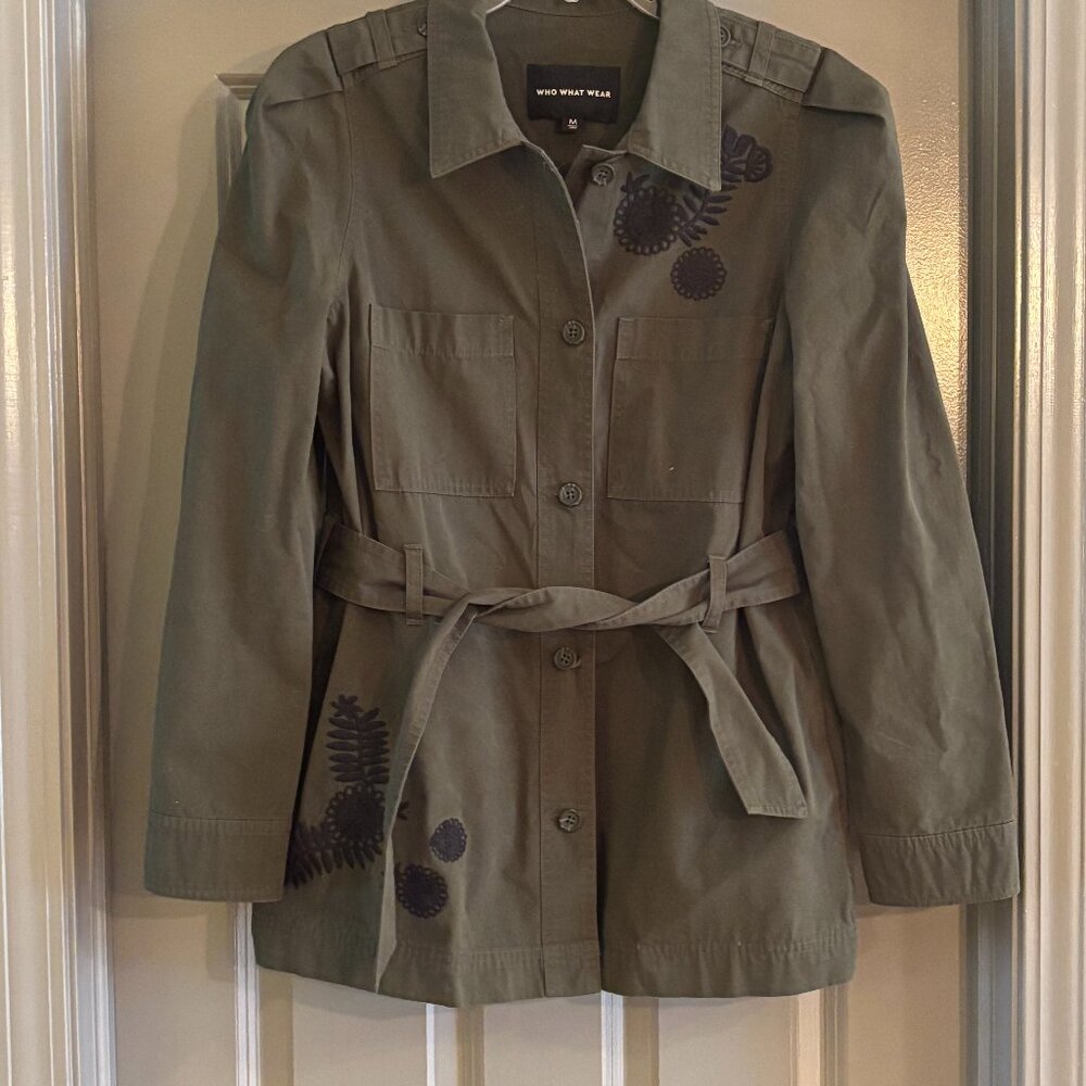 SHIRT JACKET. REALLY PRETTY GREEN WITH BLACK FLORAL EMBROIDERY. SIZE M.